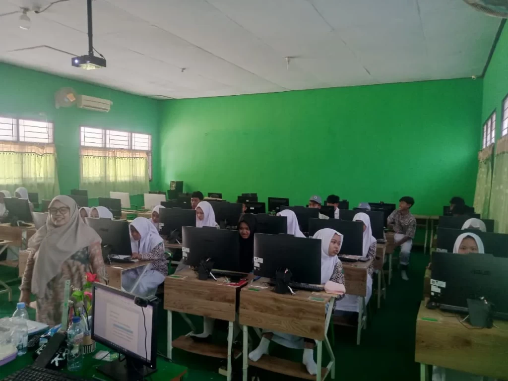 Pembelajaran TIK di Laboratorium Komputer MAN 5 Bojonegoro Tingkatkan Kompetensi Digital Siswa